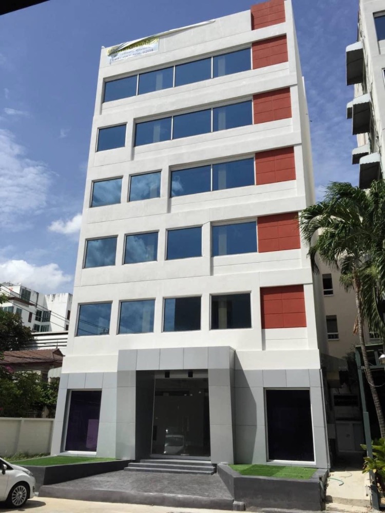 For SaleShophousePattanakan, Srinakarin : 6-story building for sale, great location in the heart of Bangna, near the Yellow Line 💥 🚗 Can enter and exit 2 alleys, both Srinakarin and Chaloem Phrakiat Rama IX.