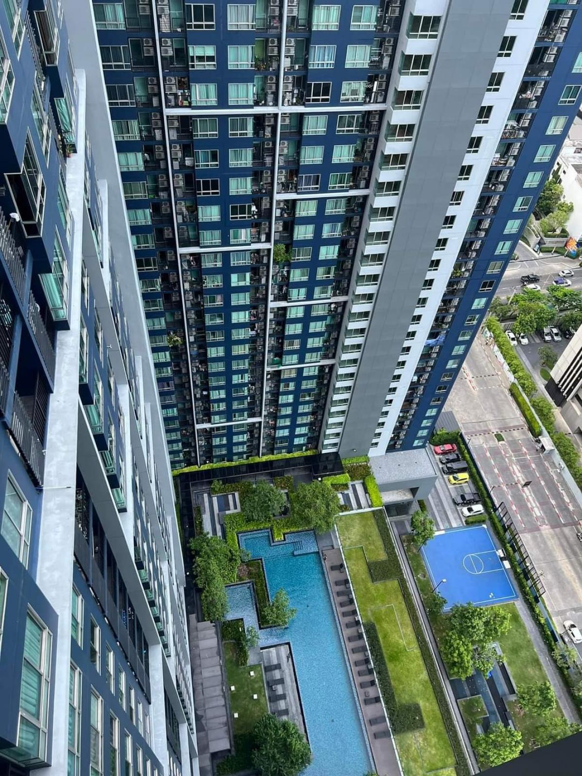 For RentCondoOnnut, Udomsuk : 🎏🪅Condo The base sukhumvit 77🪅🎏Building B, 19th floor, room size 30 sq m. 🚆Near BTS On Nut 700 meters 💰Rental price 13,000 baht per month💰(1 year lease, 2 months deposit + 1 month in advance)💥Electrical appliances - kitchen, electric stove - refrigerator 