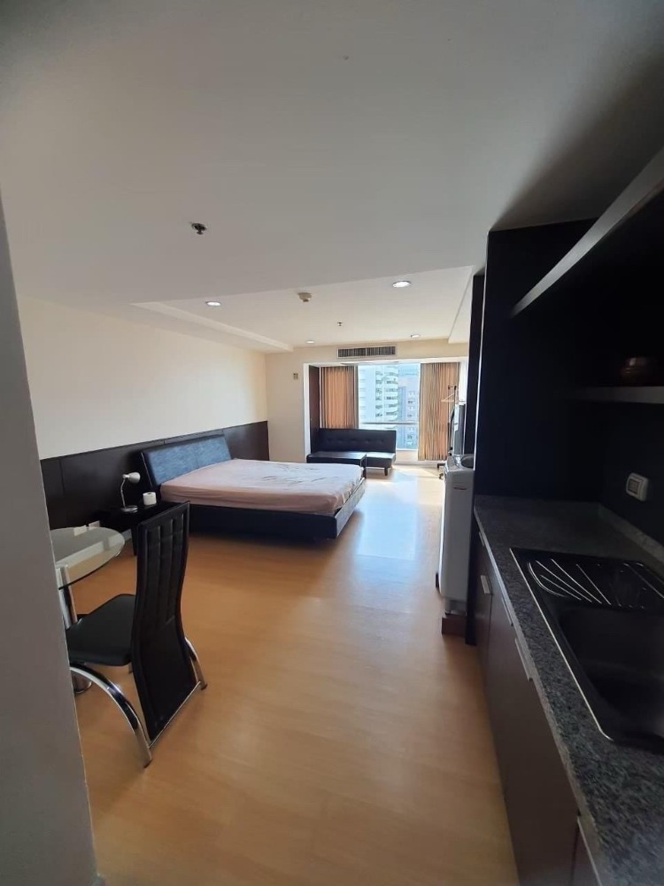 For RentCondoNana, North Nana,Sukhumvit13, Soi Nana : ★ The Trendy Sukhumvit 13 ★ 35 sq m., 13th floor (one bedroom), ★ near BTS Nana ★ near Terminal 21 shopping center ★ many amenities ★ Complete electrical appliances