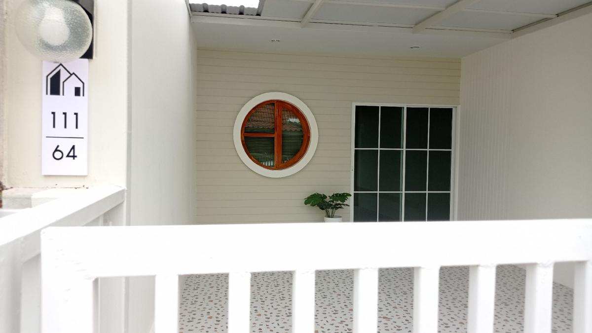 For SaleTownhousePathum Thani,Rangsit, Thammasat : 🏡 Cute minimalist house for sale, Lam Luk Ka Khlong 4, completely redone. Location opposite Makro In front of the village there is a 7/11 ✅