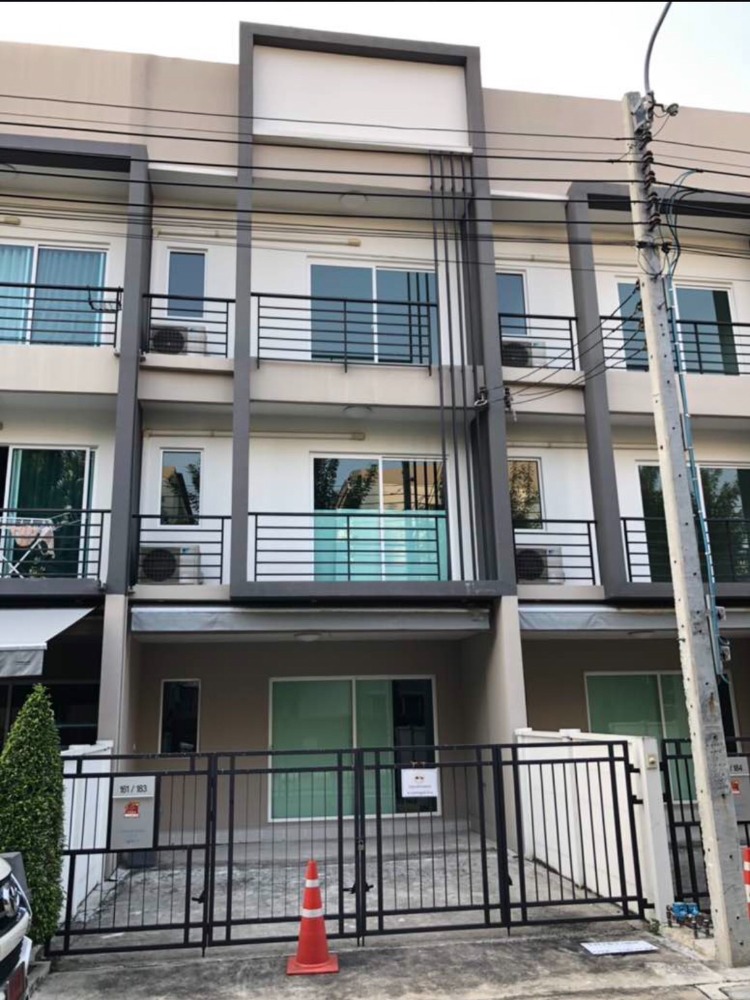 For RentTownhouseOnnut, Udomsuk : Townhouse for rent, Baan Klang Muang, Sukhumvit 77 (Soi On Nut 17), good location, beautiful house, near BTS On Nut