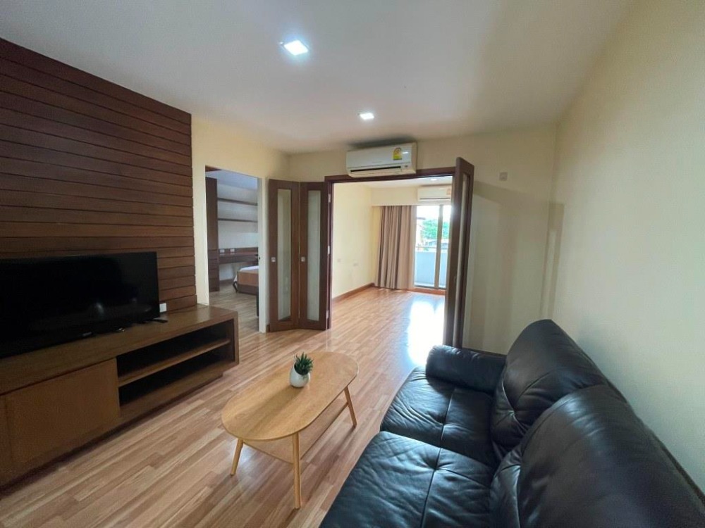 For RentCondoAri,Anusaowaree : Phasuk Condo 2 bedrooms or the master bedroom and office next to the living room can be converted into a 2nd bedroom at Aree Samphan. Or Soi Ari 4, about 1 km. from BTS Ari.