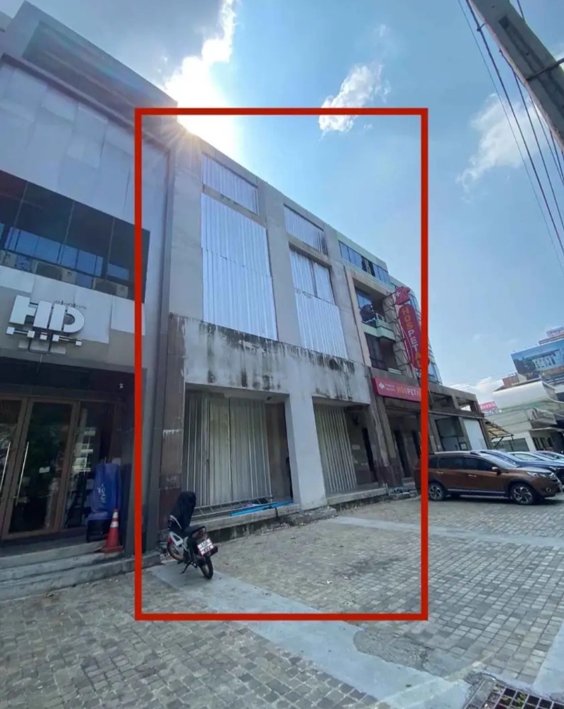 For RentShophousePattanakan, Srinakarin : Shophouse for rent, Rama 9 Road, next to the main road.