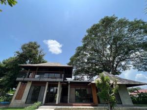 For SaleHouseChiang Mai : Single house for sale Vacation home, size 1 rai, applied Lanna style. Next to the road along the Ping River, Mae Rim, Chiang Mai.