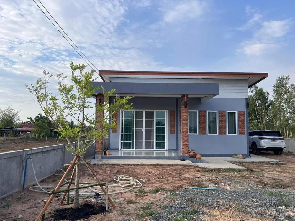 For SaleHouseUbon Ratchathani : Urgent sale, single house, newly built, size 2 bedrooms, 1 bathroom, area 231 square wah, Lao Suea Kok District. 20 minutes from Ubon city, price 1.20 million baht.