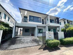 For RentHousePathum Thani,Rangsit, Thammasat : Single house with lake view 3 bedrooms, 3 bathrooms, next to Rangsit University, with fully furnished.