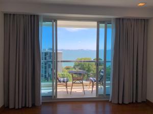 For RentCondoPattaya, Bangsaen, Chonburi : For Rent/ Sale Condo The Palm wongamat Studio room The Sanctuary of Truth view(S03-0640)