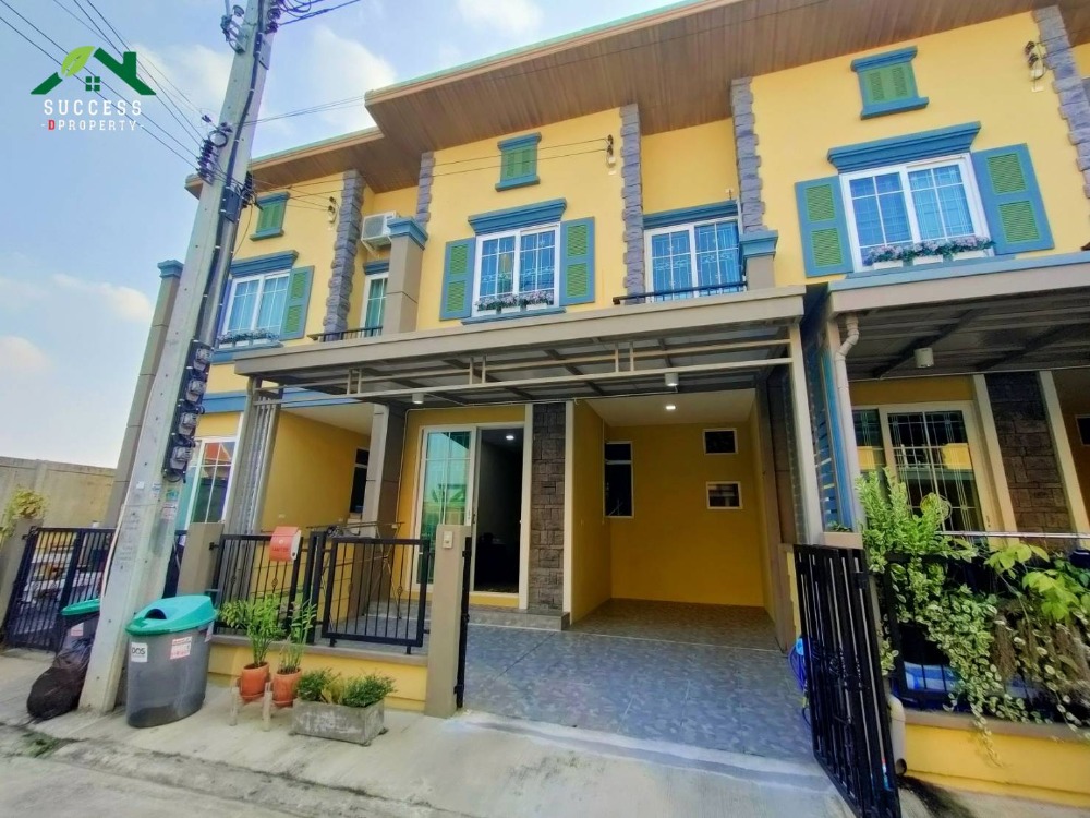 For SaleTownhousePattanakan, Srinakarin : Townhouse for sale Golden Town 2 Srinakarin-Sukhumvit. The condition is like getting a new house. Fully renovated, ready to move in, close to the BTS, close to the expressway, 15 minutes.