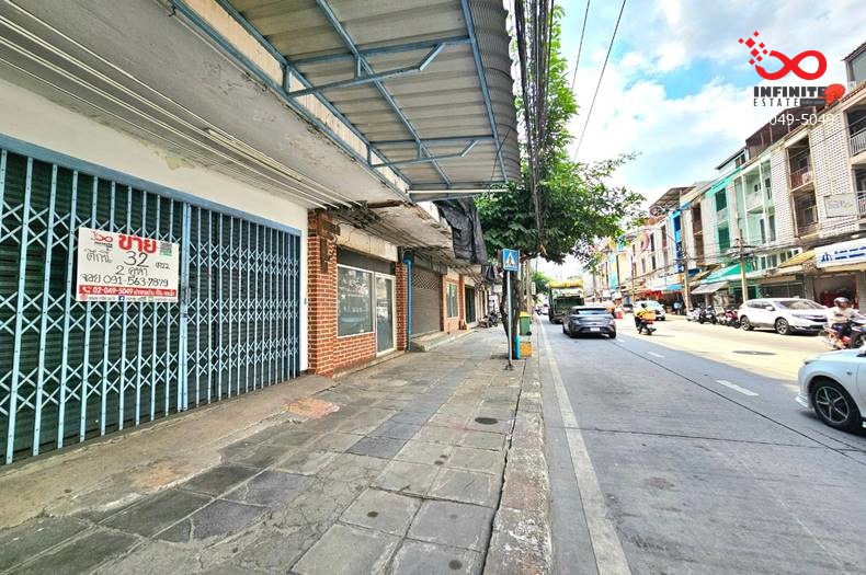 For SaleShophouseRatchadapisek, Huaikwang, Suttisan : Commercial building for sale, 2 units, 3.5 floors, Soi Pracha Uthit 19. Pracha Uthit Road