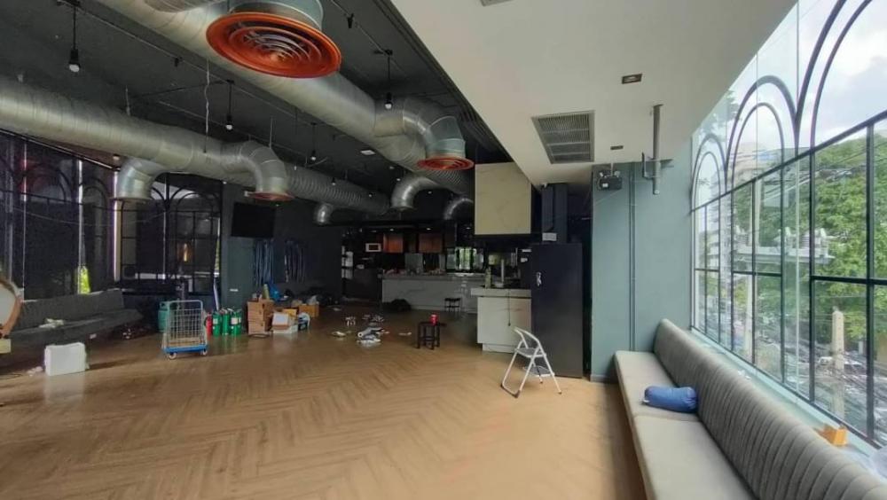 For RentRetailSukhumvit, Asoke, Thonglor : Business space for rent @Phrom Phong | has parking and close to BTS | for use as a restaurant | bar, tavern | beauty clinic, spa, wellness and health