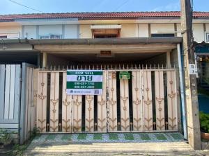 For SaleTownhouseChaengwatana, Muangthong : Townhouse for sale, Soi Mitpracha 38, entering Soi Tiwanon-Pak Kret 46, at the entrance of the alley there is Rest-Go Tiwanon department store.