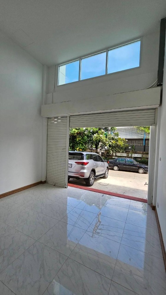 For RentWarehouseOnnut, Udomsuk : Warehouse for rent with home office, usable area 1000 sq m. Whole house size 90 sqw., 4 floors, 3 units, Sukhumvit 101/1, monthly rental price 140,000 baht.