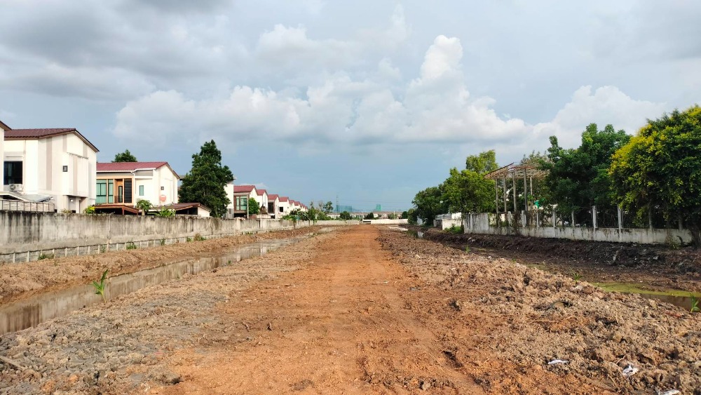 For SaleLandChaengwatana, Muangthong : Vacant land of 9 rai, already separated into plots, ready to avoid allocating each plot, 100 - 200 sq m each. Can be sold one house at a time, close to the expressway, Robinson Srisamarn, ISB School, Hor Wang Non School, Suankularb Non, near the hospital.