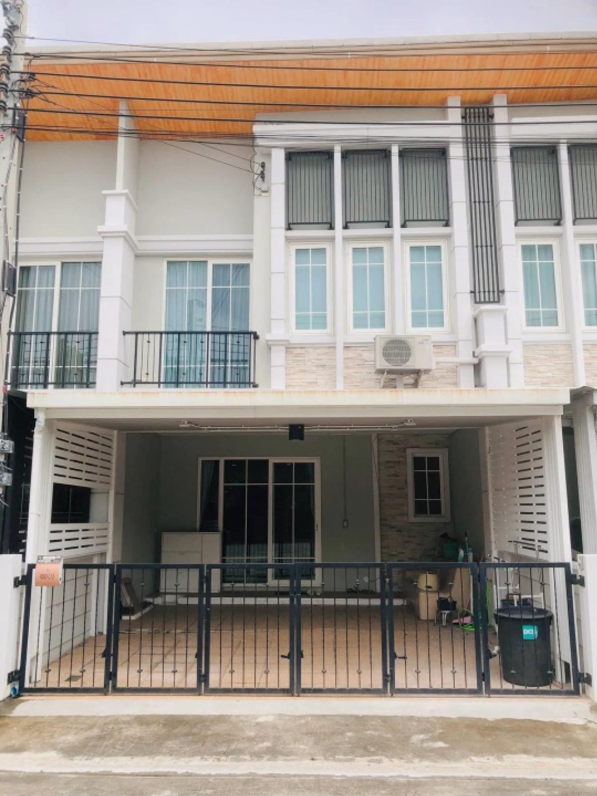 For RentTownhouseNawamin, Ramindra : 26,000.- Townhouse for rent with furniture, Golden Town Village, Golden Town, Kaset Nawamin, Phase 2 (Nawamin 42), near Pattawikorn Market, Fashion Island, The Mall Bangkapi