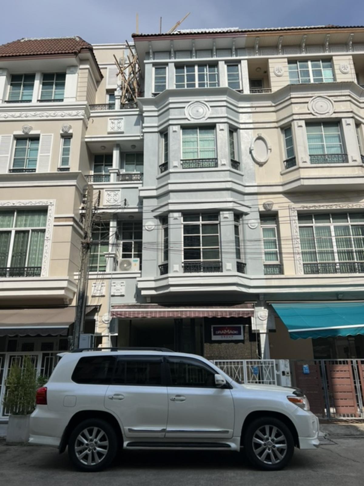 For RentTownhouseSapankwai,Jatujak : ###### For rent ######Baan Klang Muang The Paris Ratchavipha Townhouse, 4 floors, Main Road.