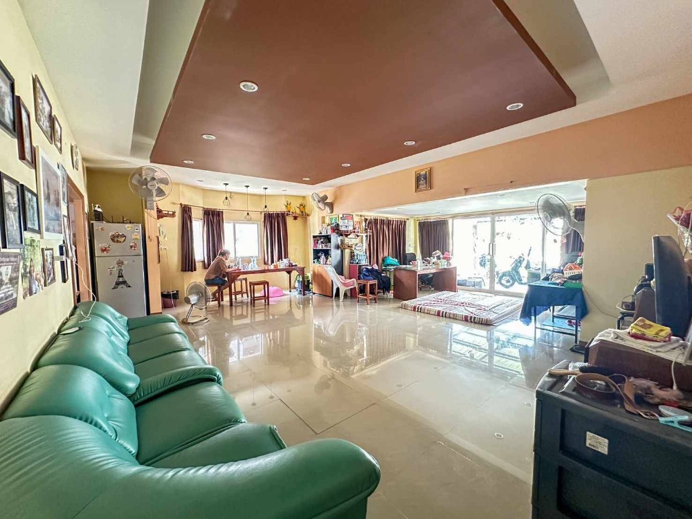 For SaleHouseSa Kaeo : For Sale 
One-story house, 3 bedrooms, 2 bathrooms (outside 1 bedroom, 1 bathroom) Aranyaprathet, Sa Kaeo