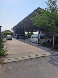 For RentWarehouseSukhumvit, Asoke, Thonglor : Warehouse for rent, car repair garage, old Sukhumvit line or alley next to Satri School, 200 sq m, rental price 45,000 baht per month.