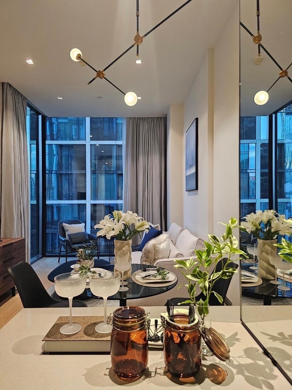 For RentCondoWitthayu, Chidlom, Langsuan, Ploenchit : 🔥🔥✨Urgent!! Most beautifully decorated++There are more than 4 rooms!!🏦SUPER LUXURY luxurious 👑 The room is very beautifully decorated. Very beautiful view👑✨High ceiling!!!!✨Fully furnished!!!!✨ 🎯For rent🎯28 CHIDLOM✅1Bed✅ 47 sqm. Floor 12A (#BTS #CBD📌)🔥✨LI