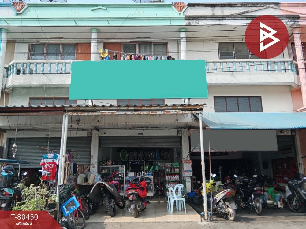 For SaleShophouseRatchaburi : Commercial building for sale, 2 and a half floors, Berk Phrai Subdistrict, Ban Pong District, Ratchaburi Province, next to the road.
