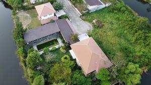 For SaleHouseChachoengsao : 18 million baht, 17 Km Airportlink Lat Krabang, 20 Km Suvarnabhumi Airport, Garden Lagoona Village, Mueang District, Chachoengsao Province, next to Bangkok, area 365 square wah, main house, 4 bedrooms, 3 bathrooms, has a guest house separated from the hou