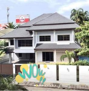 For SaleHousePattaya, Bangsaen, Chonburi : large detached house 🏡Next to Sukhumvit North-Central Pattaya Opposite Boonthavorn Green Ville Village, 50 meters to Sukhumvit Road, easy to get in and out, no need to waste time stuck in traffic in the alley, house size 129 square meters, 5 bedrooms, 5 b