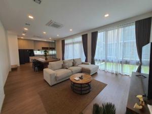 For RentHousePattanakan, Srinakarin : Village project for rent, VIVE rama9, 3-story detached house, garden around the house, decorated bathroom. Complete with automatic sanitary ware