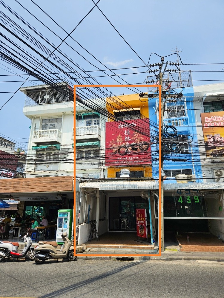 For SaleShophouseRatchadapisek, Huaikwang, Suttisan : For sale: Commercial building, 3.5 floors, 20.5 sqw, on Pracharat Bamphen Road 13, commercial area near Huai Khwang District Office.