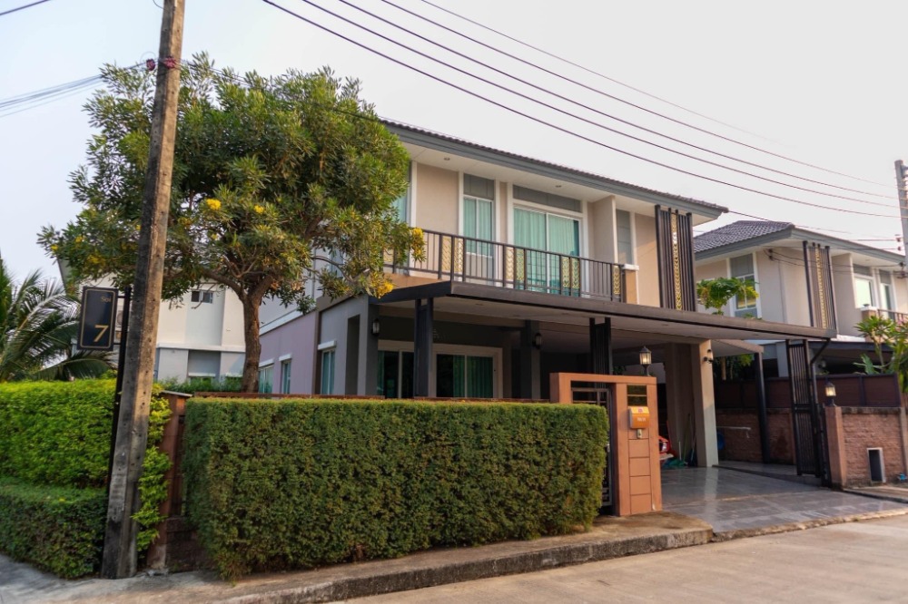 For RentHousePattanakan, Srinakarin : ❖ Modern classic ❖ 2 storey Single house 67.40 sq.w. | 3 beds, Fully furnished | Pet Friendly | Near The Mall Ramkhamhaeng 5.9 km.