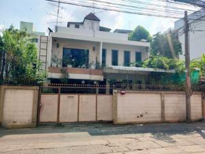 For SaleHouseRatchathewi,Phayathai : Land and house for sale Empty house according to condition Prime location around Ratchathewi‼️