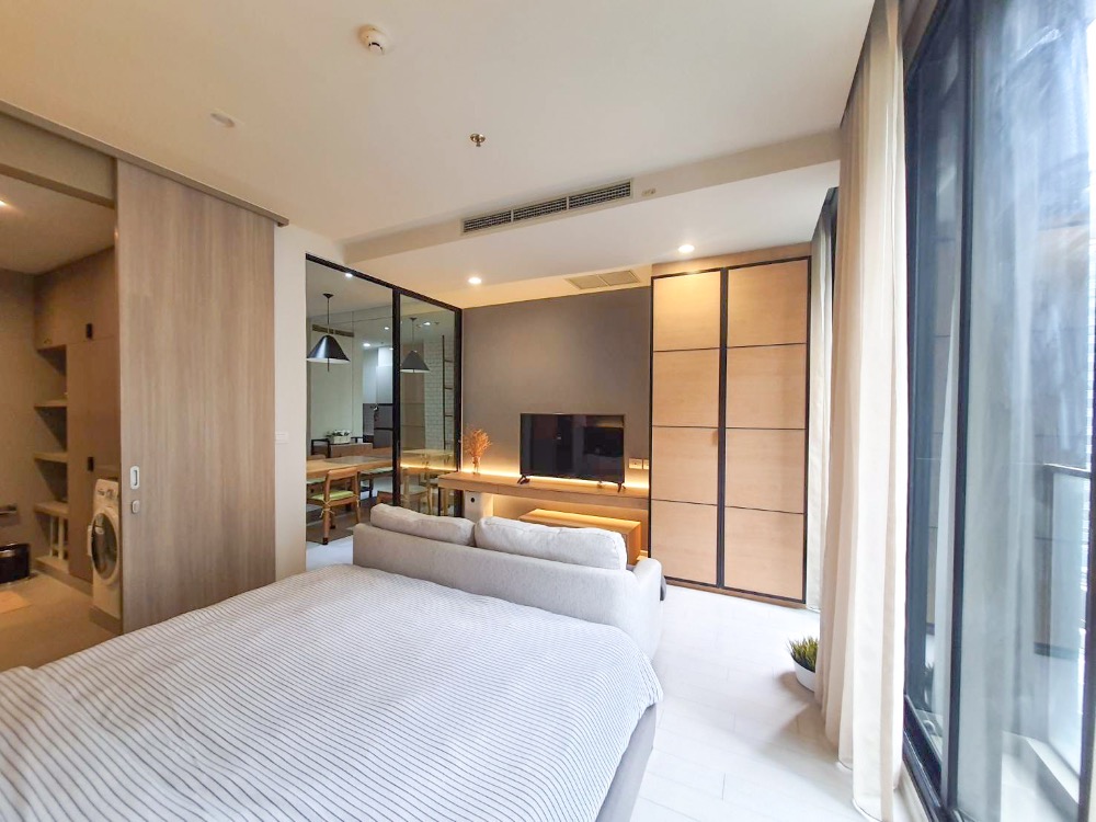 ให้เช่าคอนโดวิทยุ ชิดลม หลังสวน : Noble Ploenchit (โนเบิล เพลินจิต) 1 bedroom, 1 bathroom 45 Sq.m. ตกแต่งภายในที่สวยงามด้วยโทนสีที่อบอุ่น   และเฟอร์นิเจอร์ที่หรูหรา ให้ความรู้สึกโปร่งโล่ง   และสบายตา