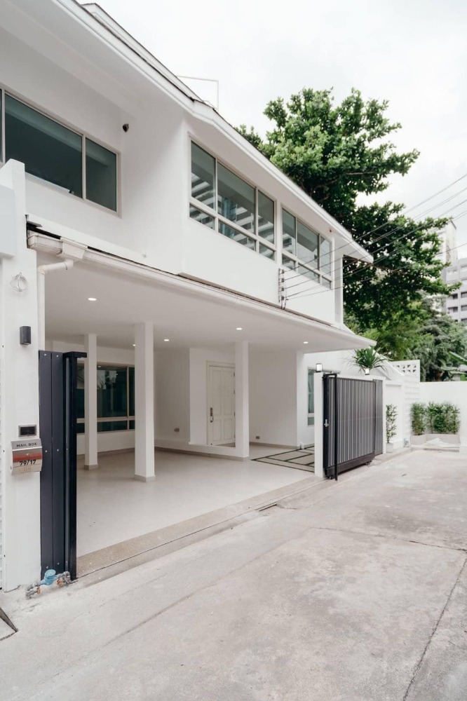 For SaleTownhouseSukhumvit, Asoke, Thonglor : LL298 3-story townhome for sale, Soi Sukhumvit 15 #Good location, only 1 minute to NIST International School and 5 minutes to BTS Asoke.