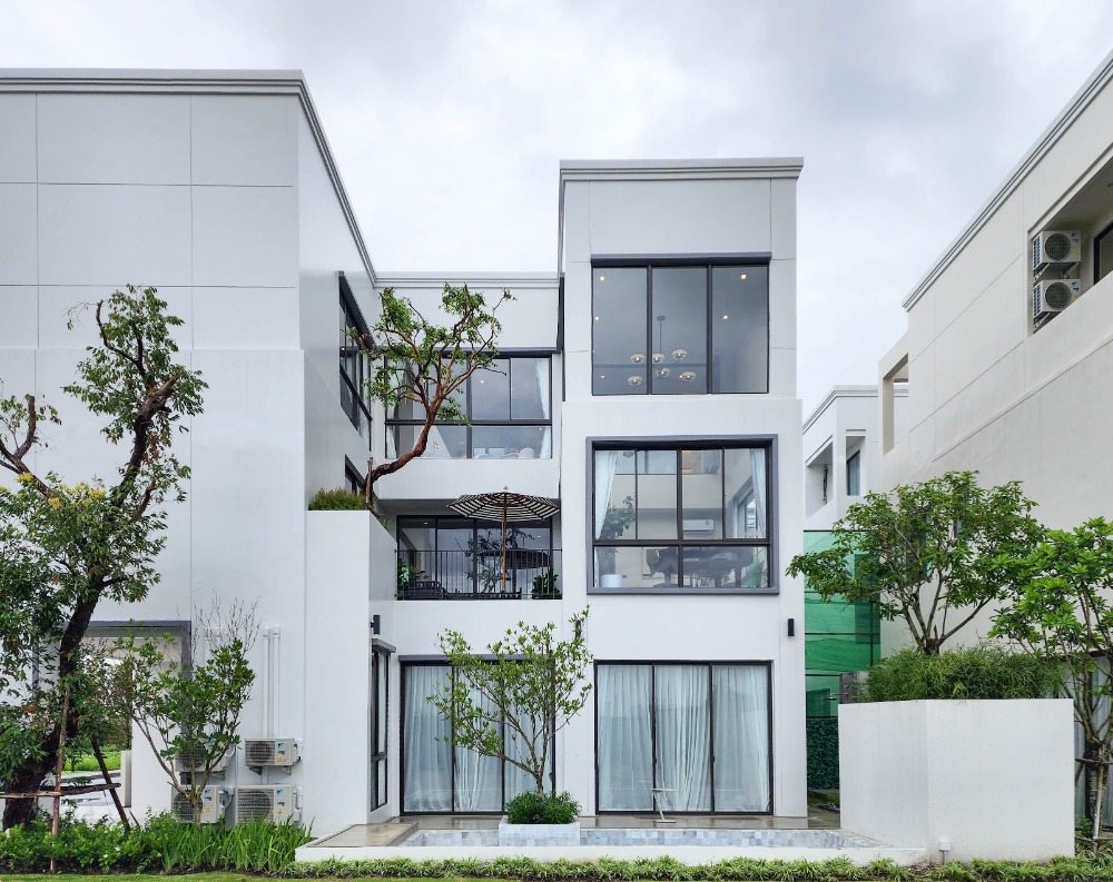 For SaleHousePattanakan, Srinakarin : For sale ✬ Modern Luxury 3-story house next to new Krungthep Kreetha Road. Near the international school at AERIE Srinakarin - Krungthep Kreetha Tel: 094-6144494 (Ek)