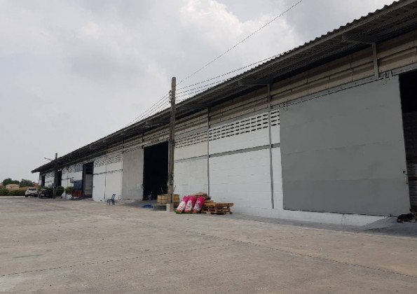 For RentWarehouseBangna, Bearing, Lasalle : Call 081-632-0632 Warehouse for rent on Bangna-Trad Road, Bangna outbound, Km. 11.5 Warehouse with office, area 800 square meters, very good location, 40-foot trailer trucks can enter and exit.