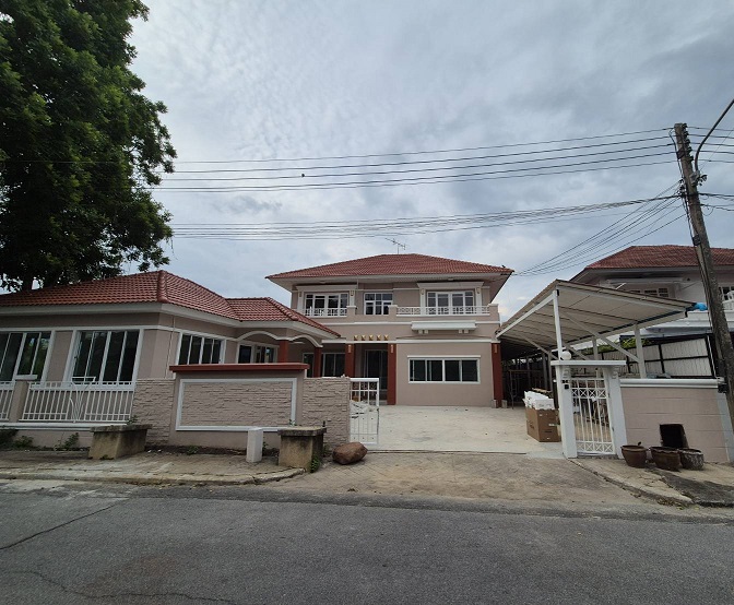 For RentHousePathum Thani,Rangsit, Thammasat : Call 081-632-0632, 2-storey detached house for rent, with guest house, Manirin Park Village, Rangsit-Bang Phun, renovated the whole house, very beautiful, can park 3-4 cars, no furniture / for living or Home Office