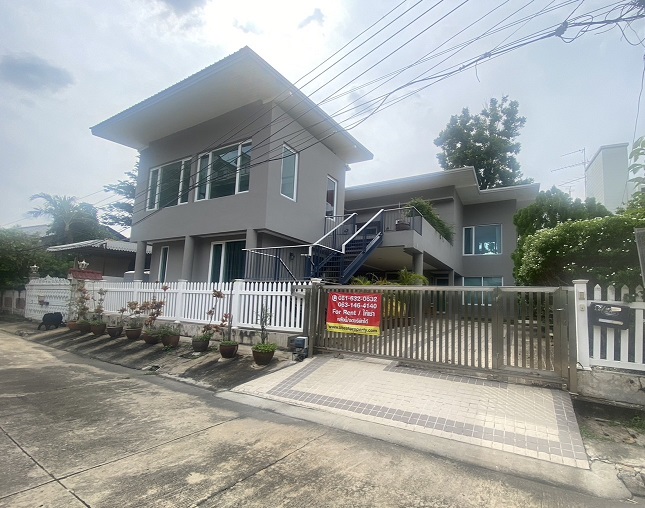 For RentHousePathum Thani,Rangsit, Thammasat : Call 081-632-0632 Single house for rent / Home Office 2 floors, Garden Home Village, Soi Phahon Yothin 60 / Parking for 6 cars, 10 air conditioners / Some furniture / Renovated the whole house / Can be used as an office, can register a company