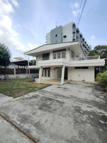 For RentHouseLadprao101, Happy Land, The Mall Bang Kapi : 2-storey detached house for rent, 95 sq m, Lat Phrao 87 area, along the expressway, near CDC, along the expressway, suitable for residence and Home Office.