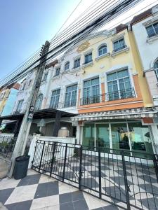 For RentTownhouseOnnut, Udomsuk : For sale/rent 3 story townhome Baan Klang Muang Lucerne, On Nut 44, fully air conditioned, 3 bedrooms, 4 bathrooms, rental price 35,000 baht per month, selling for 6,800,000 baht, transfer 50/50.