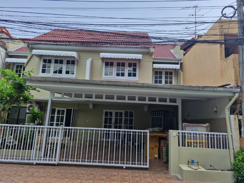 For RentHouseSukhumvit, Asoke, Thonglor : Single house for rent, Sukhumvit 101, Maneeyaville project, partially furnished, 4 bedrooms, 3 bathrooms, company registration possible. Monthly rental price 43,000 baht