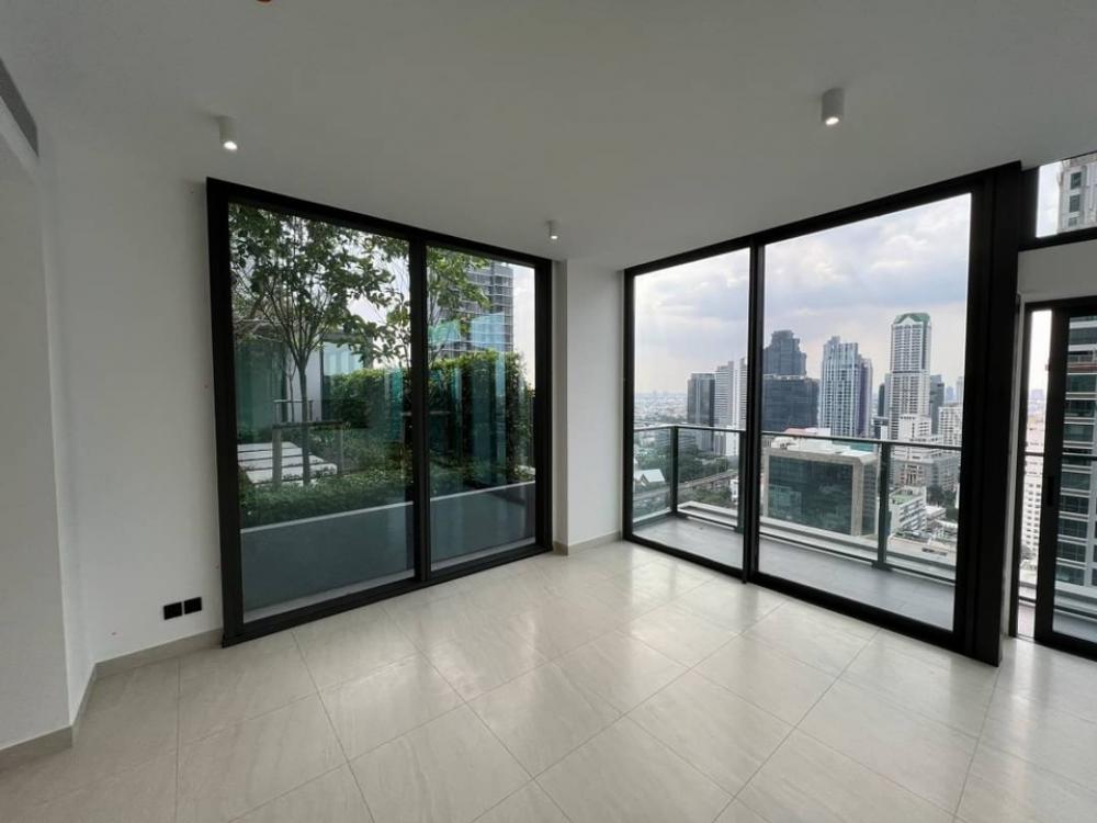 ขายคอนโดสาทร นราธิวาส : 📢👇 Sell with tenant rental 65k til August 25Selling  special unit at luxury petfriendly condo, corner unit, same floor as sky garden , 3 sides of unblocked view.