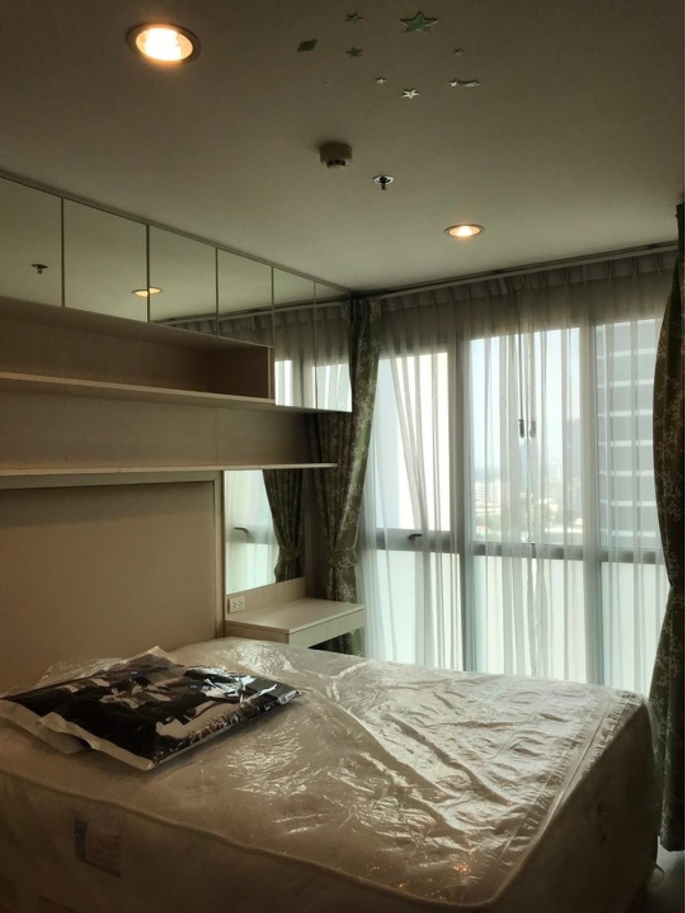 For RentCondoSathorn, Narathiwat : Condo for rent, rhythm sathon narathiwas (Owner post), near BTS Chong Nonsi and BRT, in front of the project, room ready to move in, high floor, can see the Chao Phraya River curve, price negotiable.