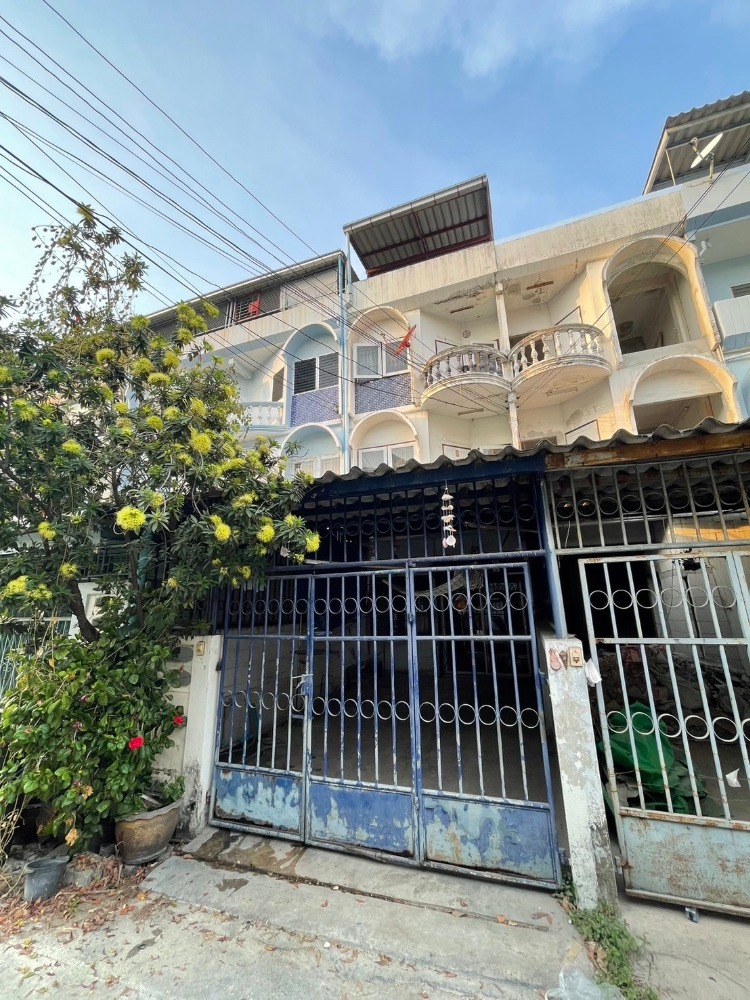 For SaleShophousePattanakan, Srinakarin : Just 150 meters from Onnut 17 !! 3 Storey Shophouse with Rooftop for SALE in the Heart of Sukhumvit!! Near BTS Onnut.