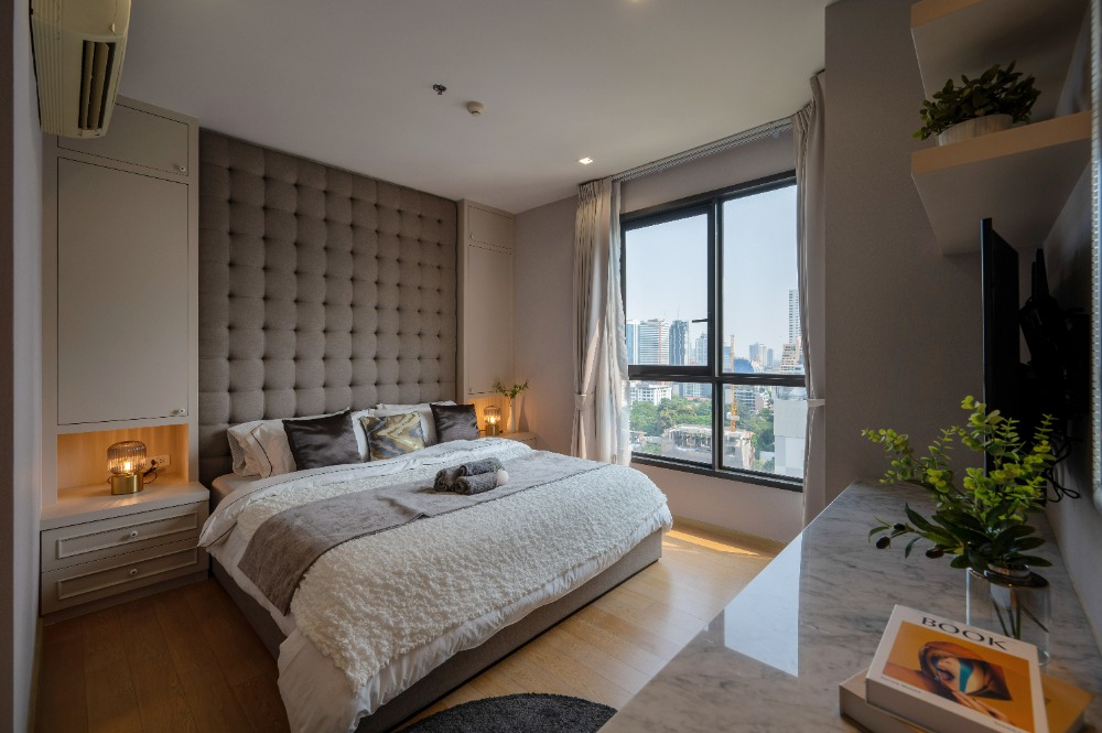 For SaleCondoSukhumvit, Asoke, Thonglor : 🚨 The owner is selling it himself. You can negotiate the price 🚨 Condo in the heart of Thonglor 1 extra large bedroom 1 bathroom with bathtub The whole house is fully decorated, ready to move in or rent out.