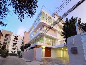 For SaleHousePattanakan, Srinakarin : 5-storey detached house for sale, modern style, with glass elevator, located on Sukhumvit Road. 77/48-HH-66120