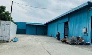 For RentWarehouseNawamin, Ramindra : RK446 Warehouse for rent, 300 sq m., warehouse size 450 sq m, 3-phase electricity, 1 office room, parking for more than 10 cars, next to Sai Mai Road, large cars can enter the warehouse.