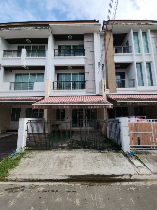 For RentTownhouseEakachai, Bang Bon : Townhome for rent Baan Klang Muang Sathorn - Taksin 2, near Makro Food Service Kanlapaphruek, just 3 minutes.