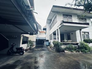 For SaleHouseSukhumvit, Asoke, Thonglor : House for sale with land, Sukhumvit 71, Pridi Banomyong 26, near St. Andrew School. International School, land 134 square wah, price per square wah 260,000 baht, total price 34,840,000 baht, Tambon Pridi 26, nowadays it is developing. There are a lot of o