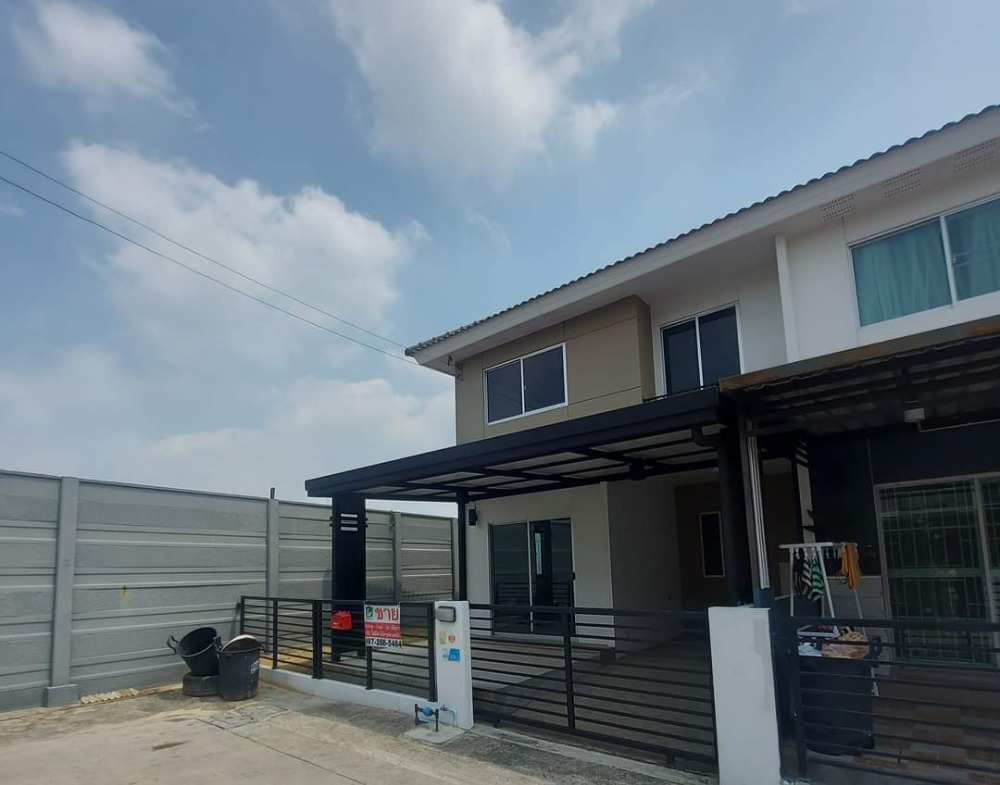 For SaleTownhousePathum Thani,Rangsit, Thammasat : Townhouse for sale, Baan Pruksa 113, Bangkok-Pathum Thani, back side, 26.4 SQW, 3 bedrooms, 2 bathrooms, extension of the original roof at the front and back of the house.