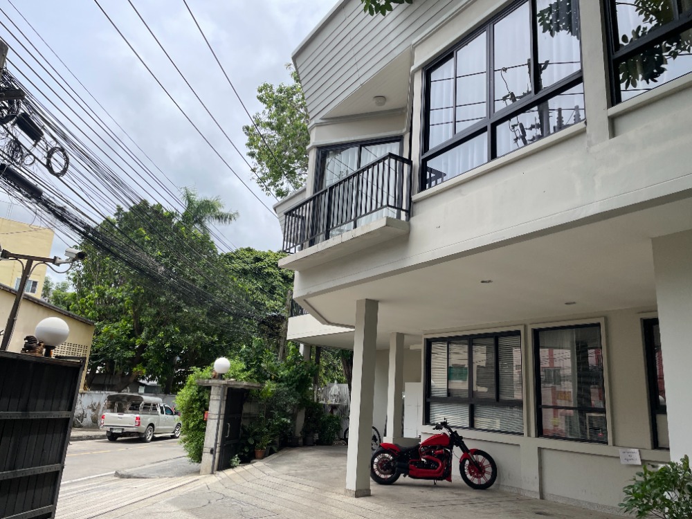 For RentTownhouseSukhumvit, Asoke, Thonglor : 2-storey townhouse in the project with 24-hour security, 2 bedrooms, usable area 130-150 sq m, pets allowed, communal swimming pool