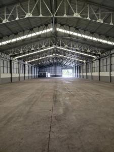 For RentWarehouseLadkrabang, Suwannaphum Airport : RK450 warehouse for rent Lat Krabang Industrial Estate, area 1,300 square meters, height 6.40 meters, trailer can park, weight capacity 3 tons, electrical system 3 phase 100 amp.