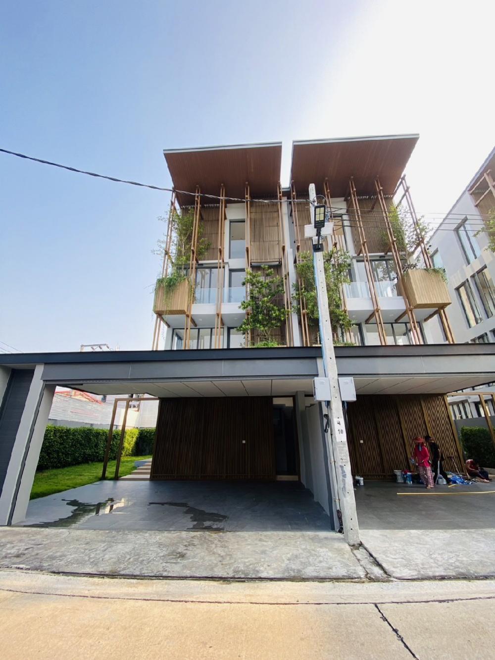 For SaleHome OfficeYothinpattana,CDC : #For sale #3.5-storey semi-detached house, ALIVE Ekkamai-Ramintra project, luxury house, high ceilings, ready to move in, can be opened as a home office.